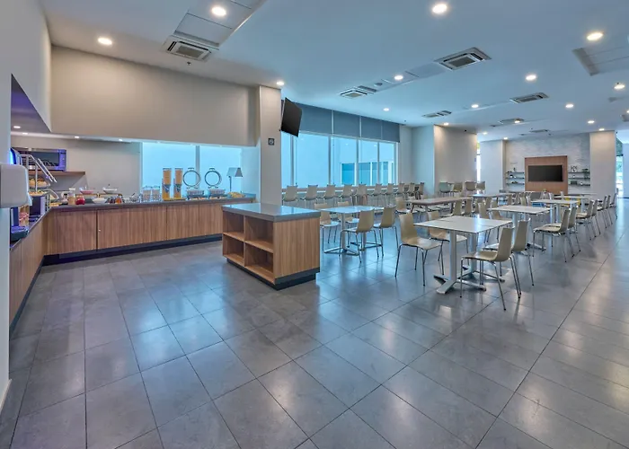 Express By Marriott Ciudad De La Hotel